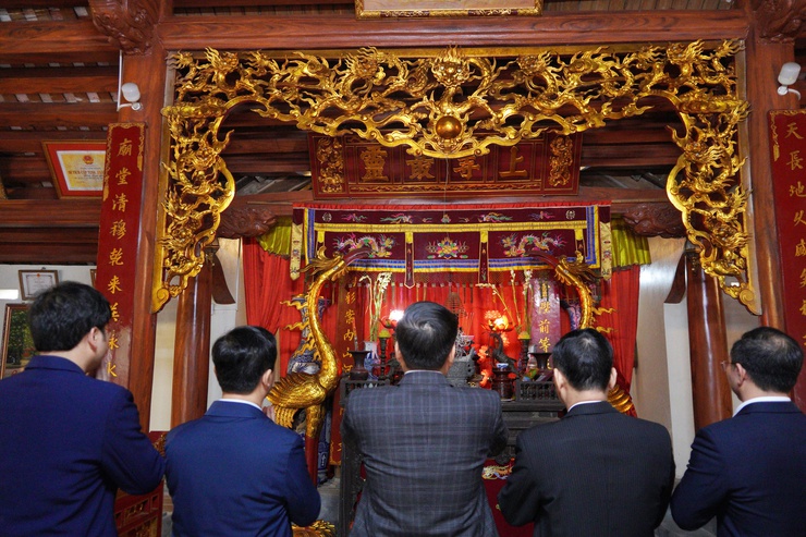 Chủ tịch UBND phường Chương Mỹ - Trịnh Duy Oai dâng hương tại một số cơ sở tín ngưỡng tôn giáo; thăm và tặng quà Ban Chỉ huy Quân sự phường- Ảnh 2.