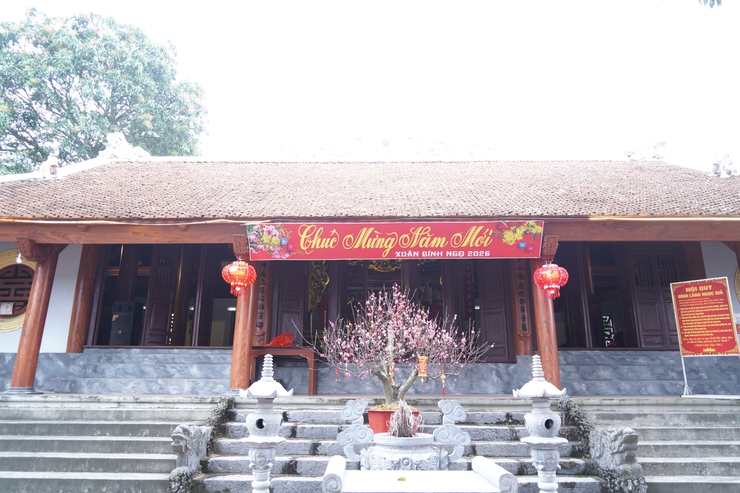 Chủ tịch UBND phường Chương Mỹ - Trịnh Duy Oai dâng hương tại một số cơ sở tín ngưỡng tôn giáo; thăm và tặng quà Ban Chỉ huy Quân sự phường- Ảnh 3.