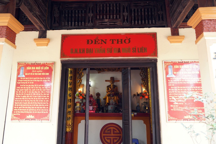 Chủ tịch UBND phường Chương Mỹ - Trịnh Duy Oai dâng hương tại một số cơ sở tín ngưỡng tôn giáo; thăm và tặng quà Ban Chỉ huy Quân sự phường- Ảnh 4.