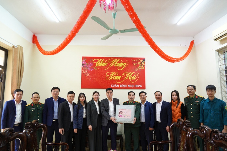 Chủ tịch UBND phường Chương Mỹ - Trịnh Duy Oai dâng hương tại một số cơ sở tín ngưỡng tôn giáo; thăm và tặng quà Ban Chỉ huy Quân sự phường- Ảnh 5.