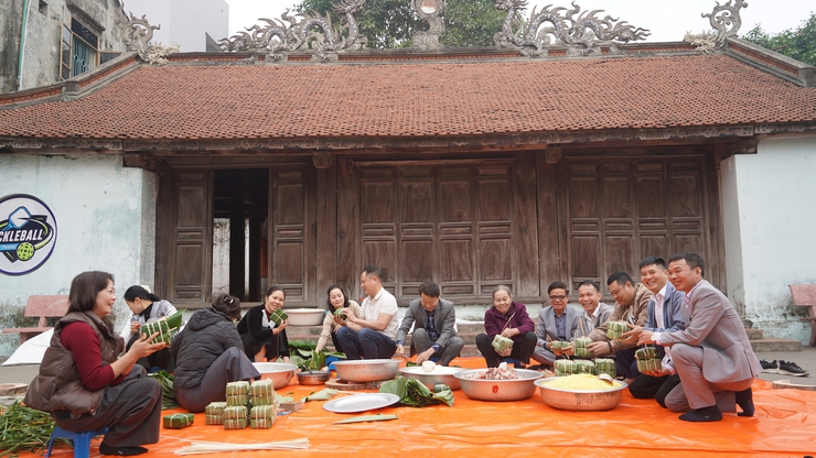 HỘI ĐỒNG NIÊN ĐINH TỴ 1977 GÓI 300 BÁNH CHƯNG TRAO TẶNG HỘ KHÓ KHĂN NHÂN DỊP TẾT NGUYÊN ĐÁN- Ảnh 1.