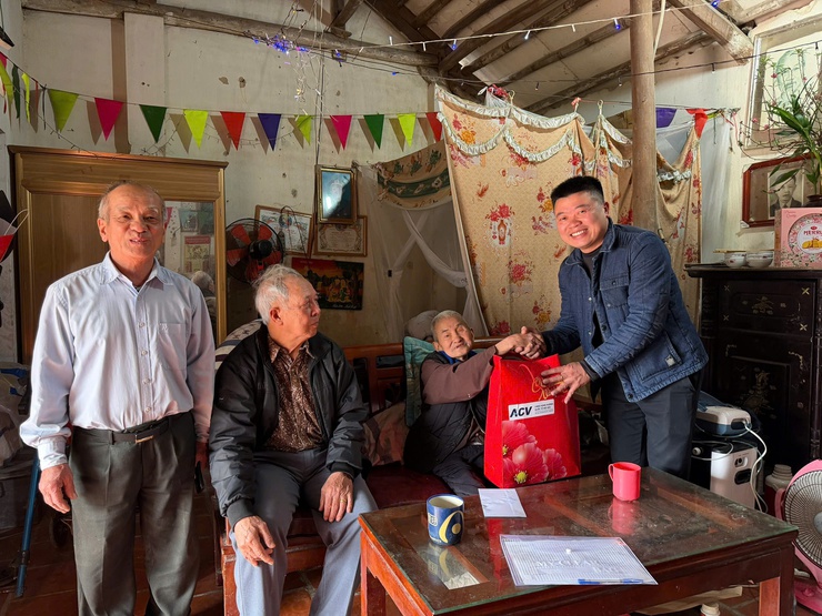 Ủy ban MTTQ Việt Nam xã và Hội Chữ thập đỏ xã trao quà tết cho hộ có hoàn cảnh khó khăn, cựu thanh niên xung phong và người nhiễm chất độc da cam dioxin- Ảnh 4.