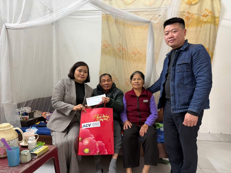 Ủy ban MTTQ Việt Nam xã và Hội Chữ thập đỏ xã trao quà tết cho hộ có hoàn cảnh khó khăn, cựu thanh niên xung phong và người nhiễm chất độc da cam dioxin- Ảnh 3.