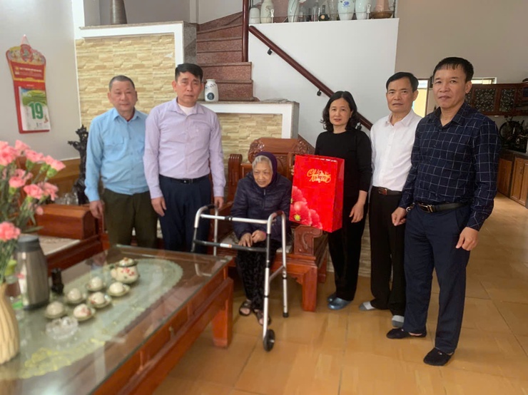 Ủy ban MTTQ Việt Nam xã và Hội Chữ thập đỏ xã trao quà tết cho hộ có hoàn cảnh khó khăn, cựu thanh niên xung phong và người nhiễm chất độc da cam dioxin- Ảnh 12.