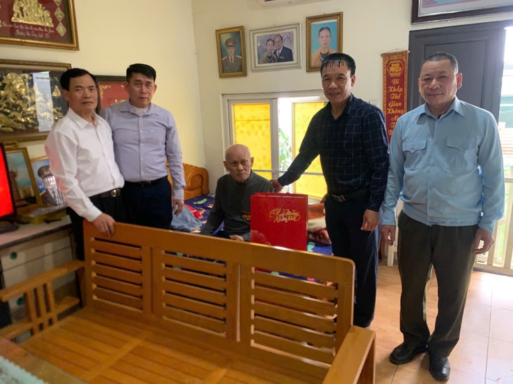 Ủy ban MTTQ Việt Nam xã và Hội Chữ thập đỏ xã trao quà tết cho hộ có hoàn cảnh khó khăn, cựu thanh niên xung phong và người nhiễm chất độc da cam dioxin- Ảnh 13.