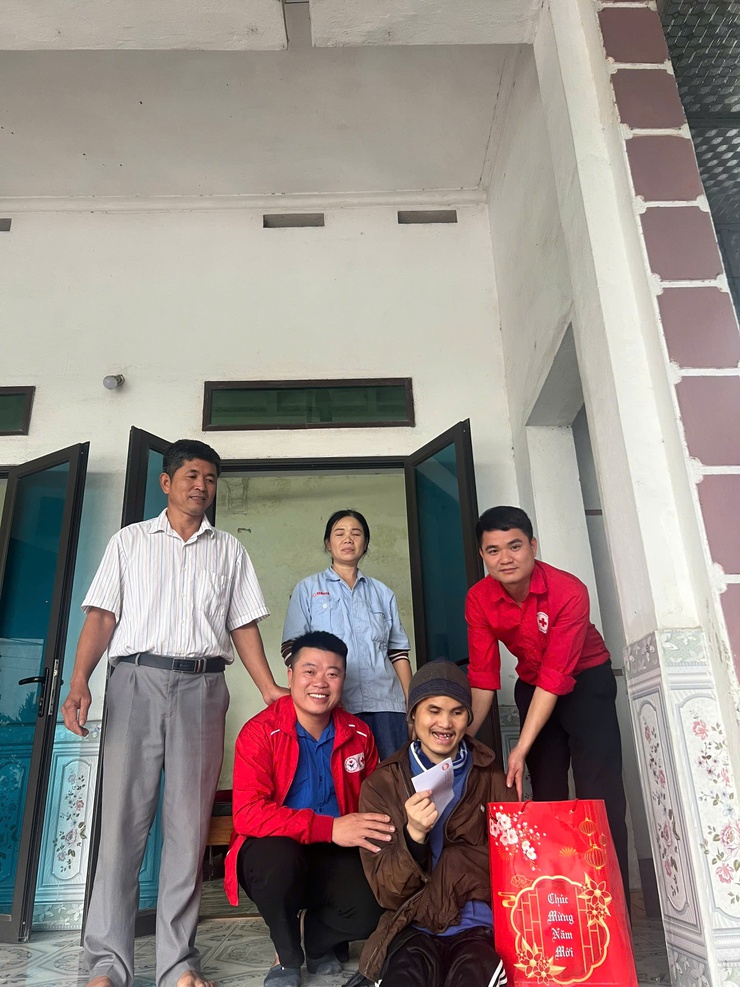 Ủy ban MTTQ Việt Nam xã và Hội Chữ thập đỏ xã trao quà tết cho hộ có hoàn cảnh khó khăn, cựu thanh niên xung phong và người nhiễm chất độc da cam dioxin- Ảnh 1.