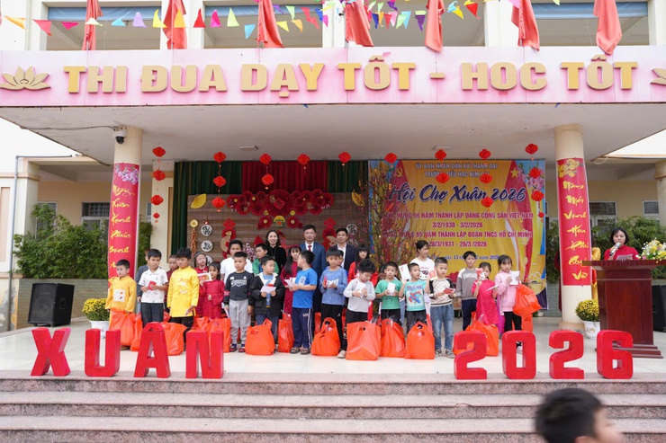 TRƯỜNG TH KIM BÀI: RỘN RÀNG HỘI CHỢ XUÂN– LAN TỎA YÊU THƯƠNG, GÌN GIỮ NÉT ĐẸP TRUYỀN THỐNG- Ảnh 10.