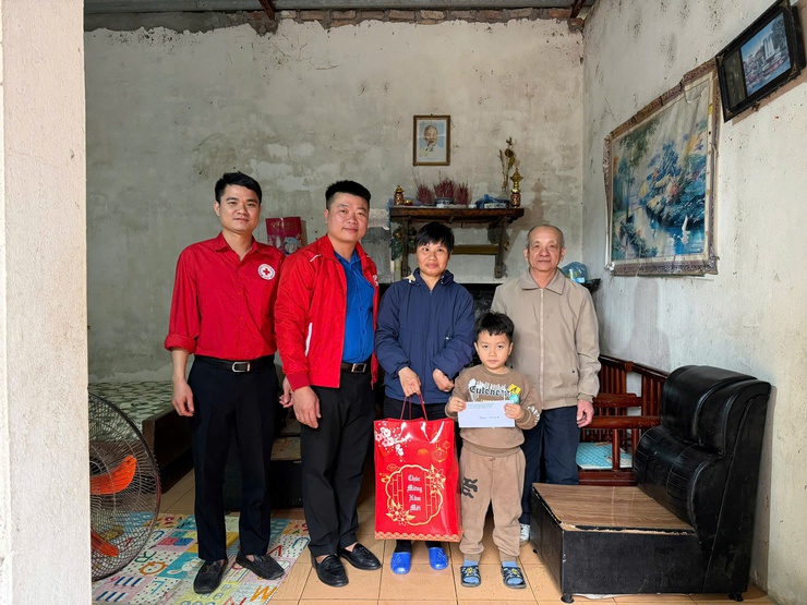Ủy ban MTTQ Việt Nam xã và Hội Chữ thập đỏ xã trao quà tết cho hộ có hoàn cảnh khó khăn, cựu thanh niên xung phong và người nhiễm chất độc da cam dioxin- Ảnh 2.