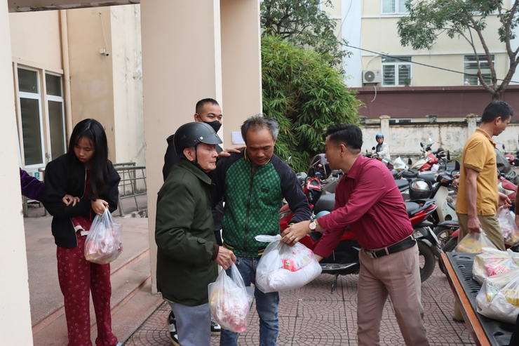 Trao hơn 100 xuất quà cho người khiếm thị có hoàn cảnh khó khăn dịp Tết Nguyên đán Bính Ngọ 2026- Ảnh 3.