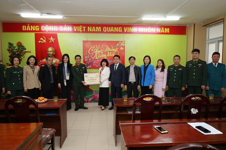 Lãnh đạo phường thăm, động viên, chúc Tết các đơn vị làm nhiệm vụ phục vụ Tết trên địa bàn- Ảnh 3.