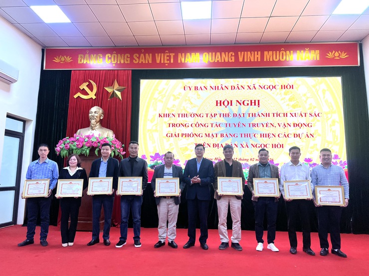 Xã Ngọc Hồi biểu dương các tập thể tiêu biểu trong công tác tuyên truyền, vận động di chuyển mộ, giải phóng mặt bằng – Nền tảng tạo đột phá cho phát triển bền vững- Ảnh 2.