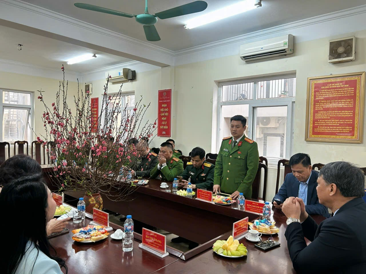 Phường Phương Liệt thăm, tặng quà các đơn vị làm nhiệm vụ trực Tết Bính Ngọ năm 2026- Ảnh 4.