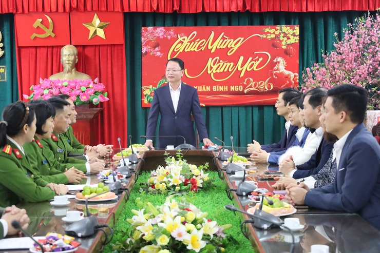 Quảng Oai thăm, động viên lực lượng trực Tết, bảo đảm Nhân dân đón Xuân Bính Ngọ 2026 an toàn, bình yên- Ảnh 1.