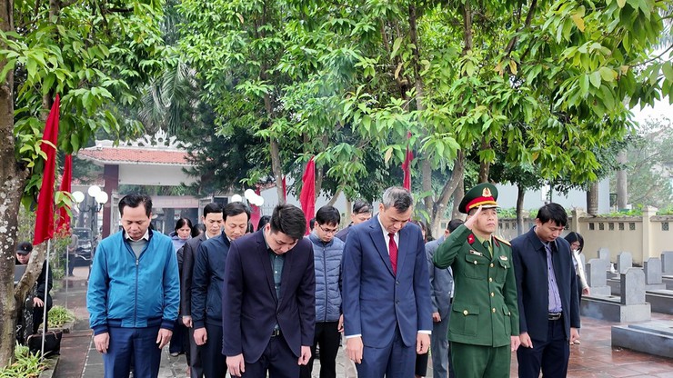 Các đồng chí lãnh đạo xã An Khánh viếng nghĩa trang liệt sĩ nhân dịp Tết Nguyên đán Bính Ngọ 2026- Ảnh 1.