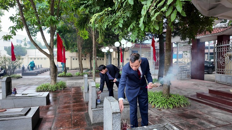 Các đồng chí lãnh đạo xã An Khánh viếng nghĩa trang liệt sĩ nhân dịp Tết Nguyên đán Bính Ngọ 2026- Ảnh 2.