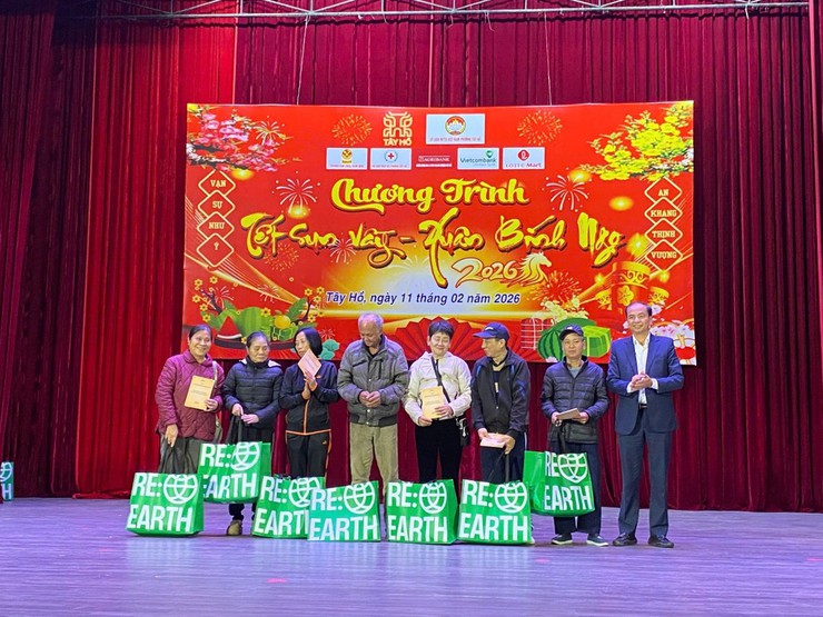 Phường Tây Hồ tổ chức Chương trình “Tết sum vầy - Xuân Bính Ngọ 2026”: lan tỏa yêu thương đến các gia đình có hoàn cảnh khó khăn trên địa bàn.- Ảnh 3.