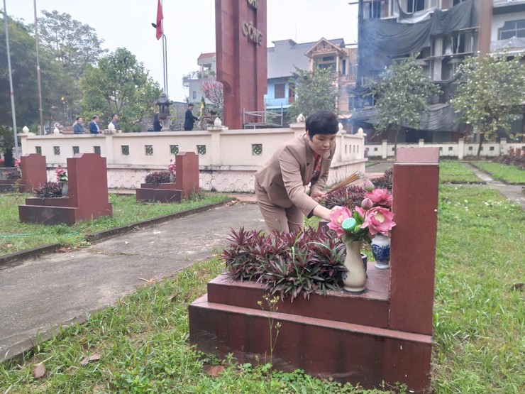 Các đồng chí lãnh đạo xã An Khánh viếng nghĩa trang liệt sĩ nhân dịp Tết Nguyên đán Bính Ngọ 2026- Ảnh 4.