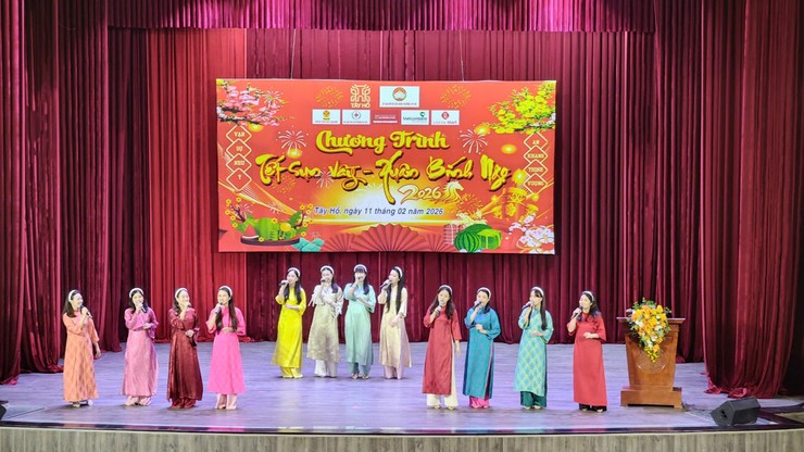 Phường Tây Hồ tổ chức Chương trình “Tết sum vầy - Xuân Bính Ngọ 2026”: lan tỏa yêu thương đến các gia đình có hoàn cảnh khó khăn trên địa bàn.- Ảnh 6.