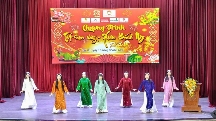 Phường Tây Hồ tổ chức Chương trình “Tết sum vầy - Xuân Bính Ngọ 2026”: lan tỏa yêu thương đến các gia đình có hoàn cảnh khó khăn trên địa bàn.- Ảnh 7.