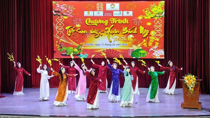 Phường Tây Hồ tổ chức Chương trình “Tết sum vầy - Xuân Bính Ngọ 2026”: lan tỏa yêu thương đến các gia đình có hoàn cảnh khó khăn trên địa bàn.- Ảnh 8.