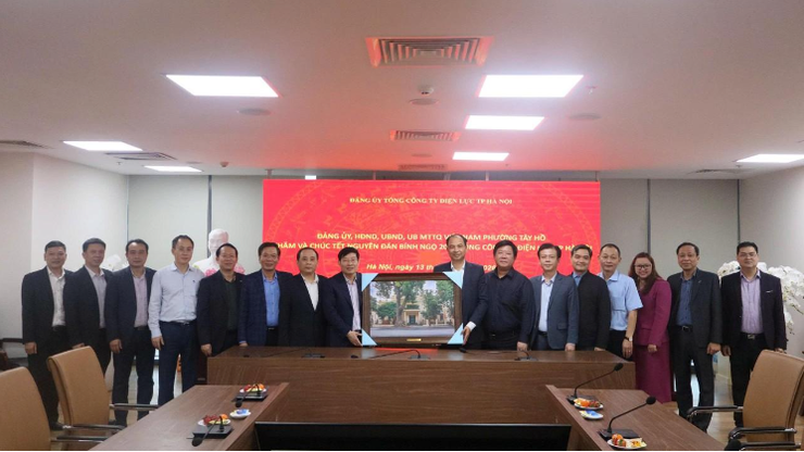 Lãnh đạo phường Tây Hồ thăm và chúc Tết Tổng Công ty Điện lực Hà Nội: Thắt chặt tình đoàn kết, khẳng định sức mạnh mới!- Ảnh 4.