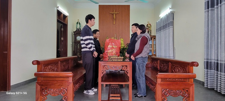 Hướng về cội nguồn: Tặng quà Tết tại Di tích Lịch sử - Văn hóa trên địa bàn xã Bình Minh- Ảnh 3.