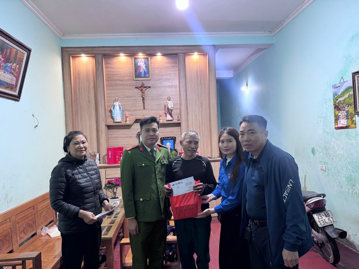 CÁC CLB BÓNG ĐÁ DỊ NẬU, XÃ TÂY PHƯƠNG TRAO 48 SUẤT QUÀ TẾT CHO CÁC HỘ GIA ĐÌNH KHÓ KHĂN - Ảnh 1.