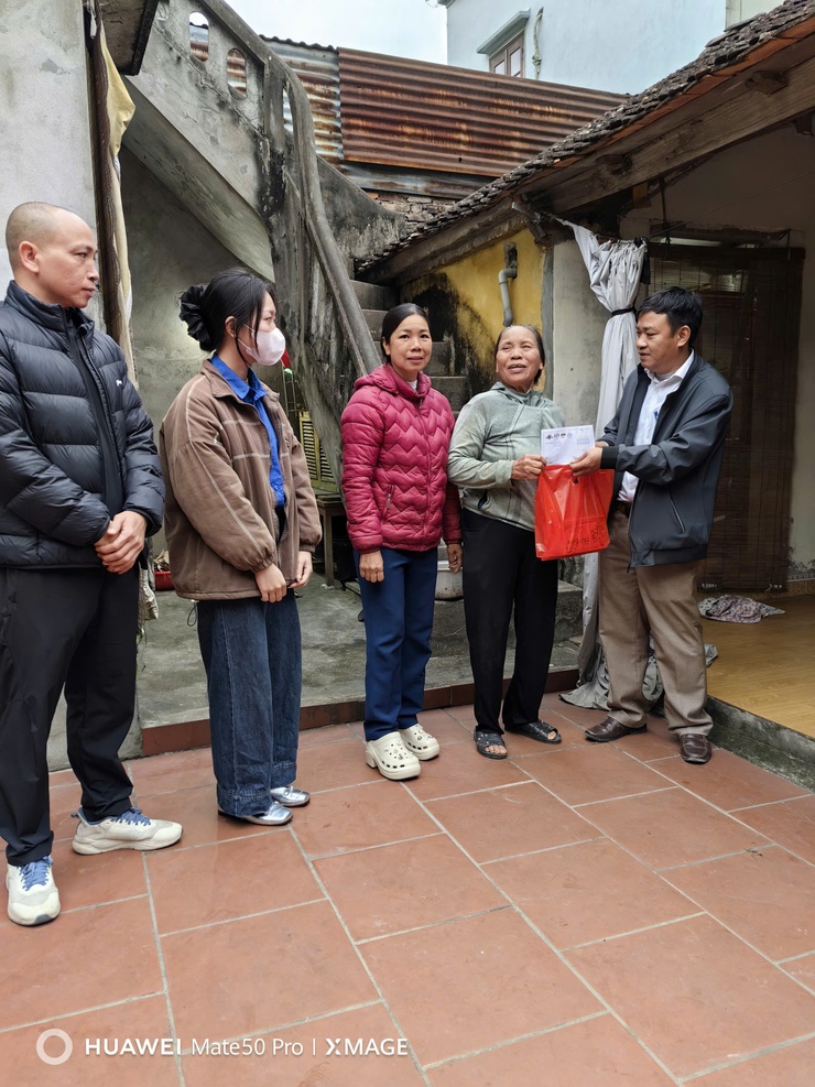 CÁC CLB BÓNG ĐÁ DỊ NẬU, XÃ TÂY PHƯƠNG TRAO 48 SUẤT QUÀ TẾT CHO CÁC HỘ GIA ĐÌNH KHÓ KHĂN - Ảnh 2.