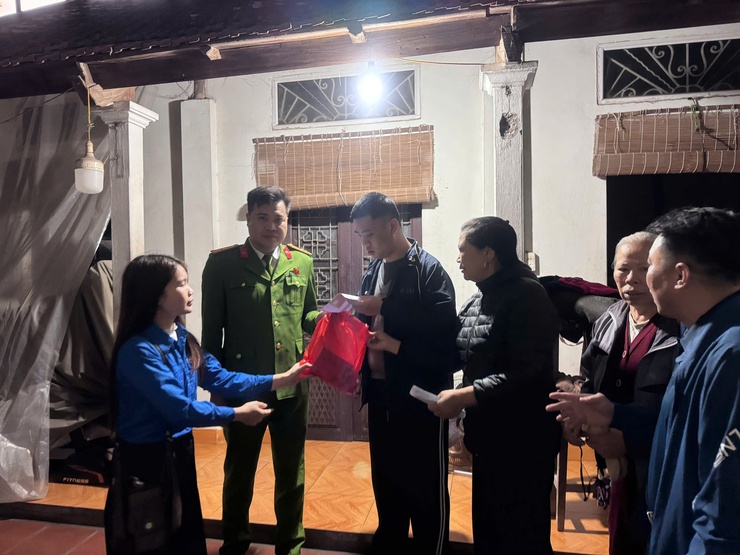 CÁC CLB BÓNG ĐÁ DỊ NẬU, XÃ TÂY PHƯƠNG TRAO 48 SUẤT QUÀ TẾT CHO CÁC HỘ GIA ĐÌNH KHÓ KHĂN - Ảnh 3.