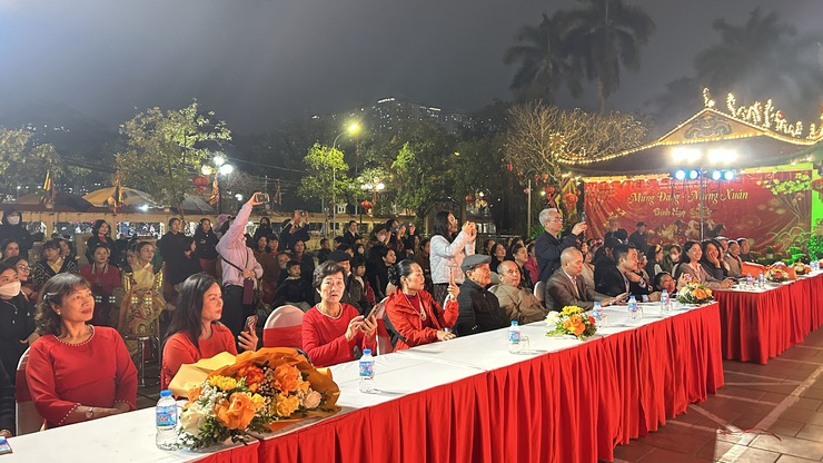 PHƯỜNG ĐỊNH CÔNG: LAN TỎA KHÍ THẾ "NGÀY HỘI NON SÔNG" VÀ ĐỢT CAO ĐIỂM TUYÊN TRUYỀN BẦU CỬ QUA LỜI CA DÂNG ĐẢNG- Ảnh 3.