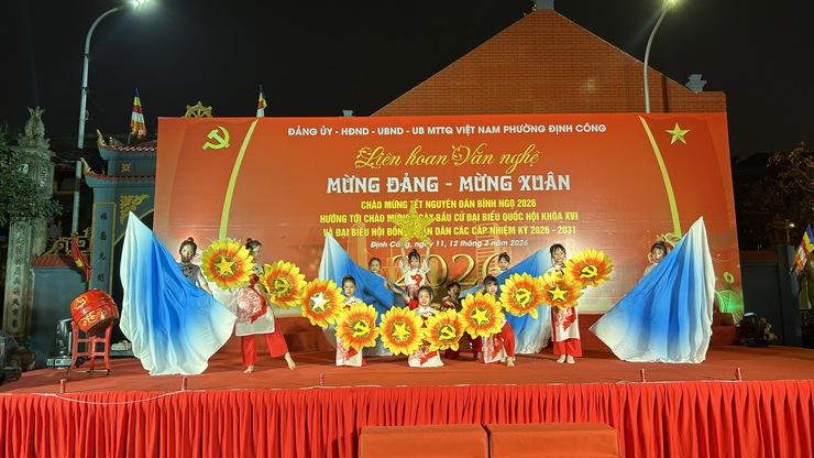 PHƯỜNG ĐỊNH CÔNG: LAN TỎA KHÍ THẾ "NGÀY HỘI NON SÔNG" VÀ ĐỢT CAO ĐIỂM TUYÊN TRUYỀN BẦU CỬ QUA LỜI CA DÂNG ĐẢNG- Ảnh 4.