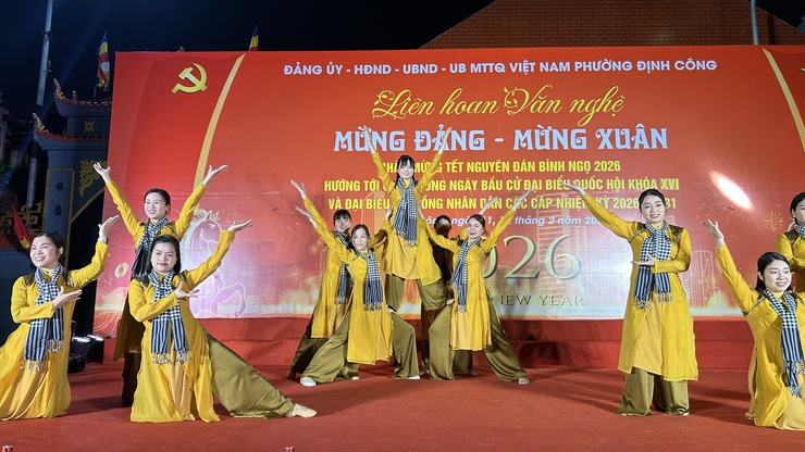 PHƯỜNG ĐỊNH CÔNG: LAN TỎA KHÍ THẾ "NGÀY HỘI NON SÔNG" VÀ ĐỢT CAO ĐIỂM TUYÊN TRUYỀN BẦU CỬ QUA LỜI CA DÂNG ĐẢNG- Ảnh 6.