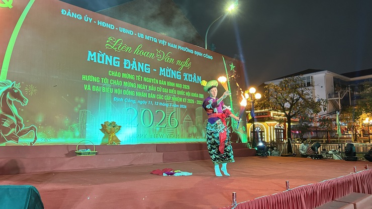 PHƯỜNG ĐỊNH CÔNG: LAN TỎA KHÍ THẾ "NGÀY HỘI NON SÔNG" VÀ ĐỢT CAO ĐIỂM TUYÊN TRUYỀN BẦU CỬ QUA LỜI CA DÂNG ĐẢNG- Ảnh 8.