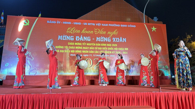 PHƯỜNG ĐỊNH CÔNG: LAN TỎA KHÍ THẾ "NGÀY HỘI NON SÔNG" VÀ ĐỢT CAO ĐIỂM TUYÊN TRUYỀN BẦU CỬ QUA LỜI CA DÂNG ĐẢNG- Ảnh 5.