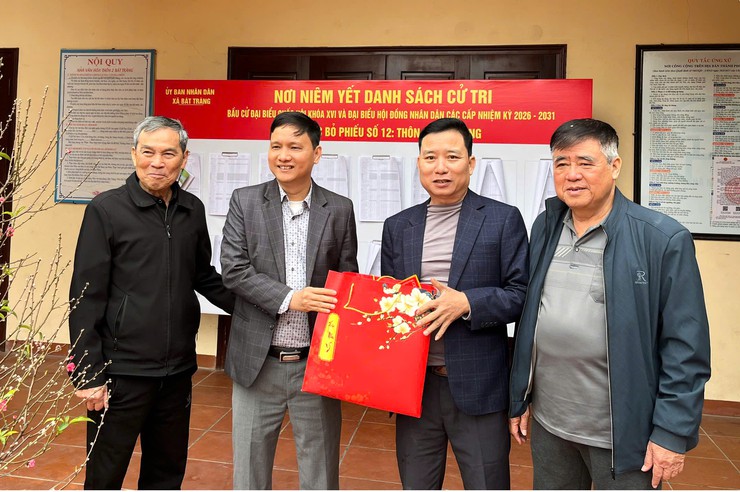 Lãnh đạo xã Bát Tràng thăm, tặng quà các thôn trên địa bàn xã- Ảnh 2.