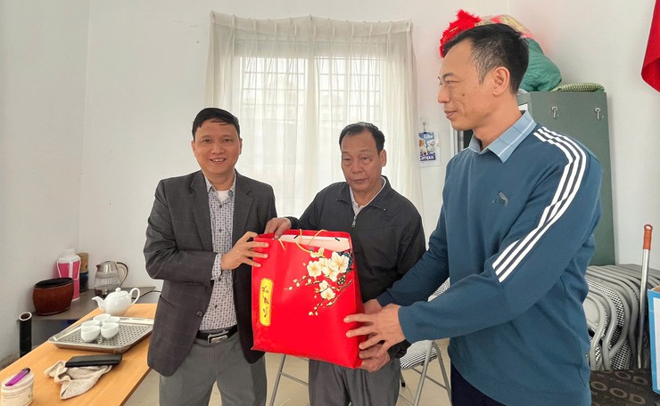 Lãnh đạo xã Bát Tràng thăm, tặng quà các thôn trên địa bàn xã- Ảnh 11.