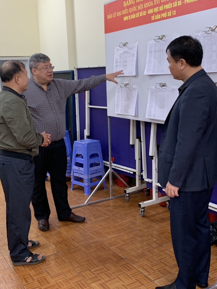 Đoàn khảo sát Thường trực HĐND phường Định Công kiểm tra công tác chuẩn bị bầu cử đại biểu Quốc hội và HĐND các cấp nhiệm kỳ 2026 - 2031- Ảnh 1.