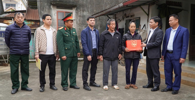 Các đồng chí lãnh đạo Đảng ủy, HĐND, UBND, Ủy ban MTTQ xã đi thăm, tặng quà các gia đình chính có hoàn cảnh khó khăn- Ảnh 10.