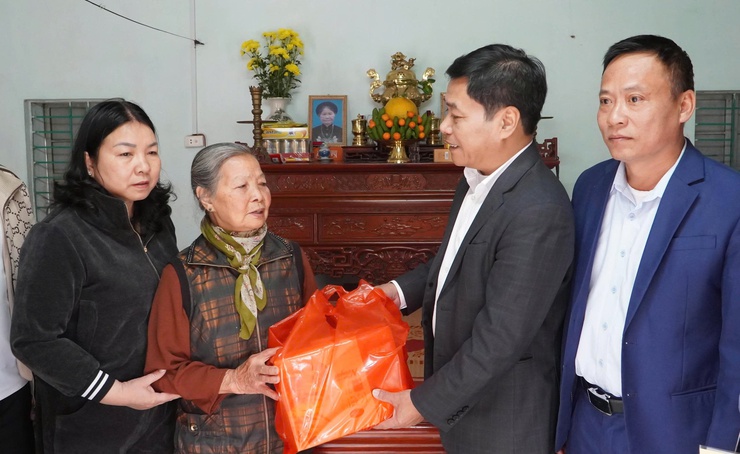 Các đồng chí lãnh đạo Đảng ủy, HĐND, UBND, Ủy ban MTTQ xã đi thăm, tặng quà các gia đình chính có hoàn cảnh khó khăn- Ảnh 9.