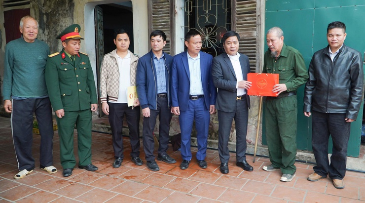 Các đồng chí lãnh đạo Đảng ủy, HĐND, UBND, Ủy ban MTTQ xã đi thăm, tặng quà các gia đình chính có hoàn cảnh khó khăn- Ảnh 8.