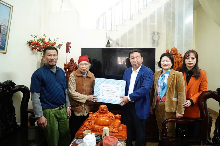 Đồng chí chủ tịch UBND xã Thường Tín thăm, chúc Tết thân nhân liệt sỹ, người có công với nước.- Ảnh 1.