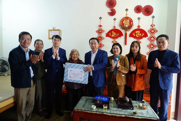 Đồng chí chủ tịch UBND xã Thường Tín thăm, chúc Tết thân nhân liệt sỹ, người có công với nước.- Ảnh 2.