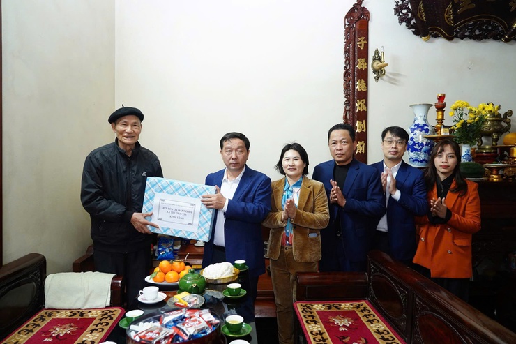 Đồng chí chủ tịch UBND xã Thường Tín thăm, chúc Tết thân nhân liệt sỹ, người có công với nước.- Ảnh 3.