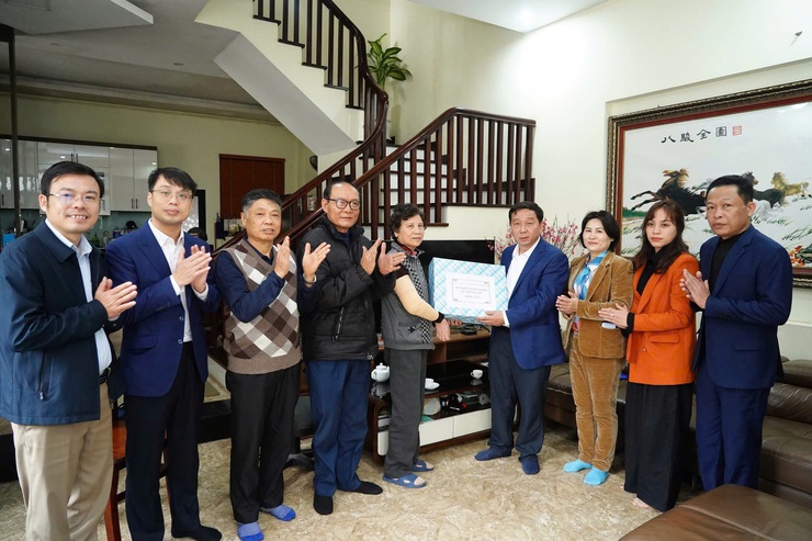 Đồng chí chủ tịch UBND xã Thường Tín thăm, chúc Tết thân nhân liệt sỹ, người có công với nước.- Ảnh 4.