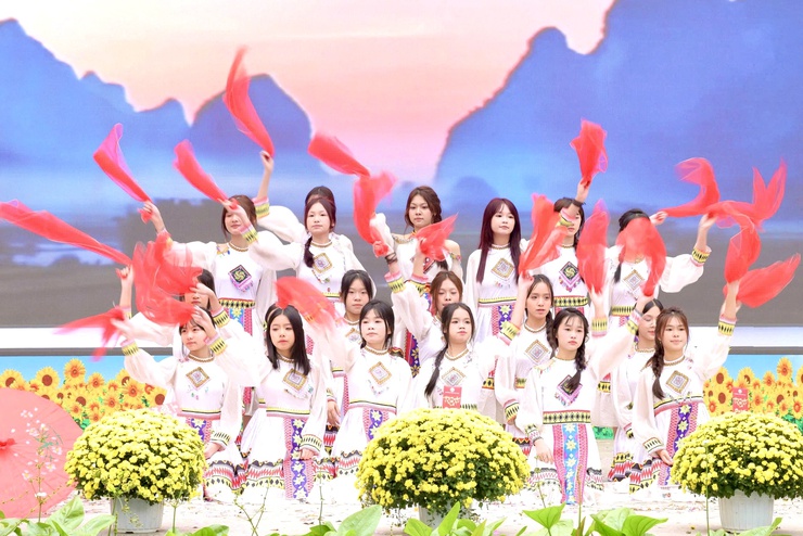 TRƯỜNG THCS THƯ LÂM TỔ CHỨC CHƯƠNG TRÌNH HỘI XUÂN 2026 VỚI CHỦ ĐỀ “HÀNH TRÌNH DI SẢN – KHÁT VỌNG VƯƠN XA”
- Ảnh 9.