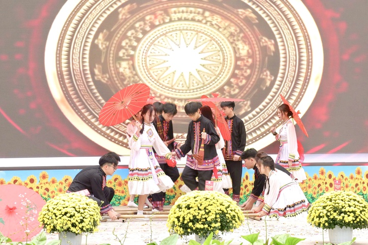 TRƯỜNG THCS THƯ LÂM TỔ CHỨC CHƯƠNG TRÌNH HỘI XUÂN 2026 VỚI CHỦ ĐỀ “HÀNH TRÌNH DI SẢN – KHÁT VỌNG VƯƠN XA”
- Ảnh 10.