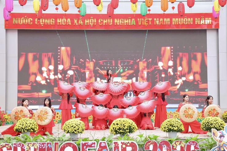 TRƯỜNG THCS THƯ LÂM TỔ CHỨC CHƯƠNG TRÌNH HỘI XUÂN 2026 VỚI CHỦ ĐỀ “HÀNH TRÌNH DI SẢN – KHÁT VỌNG VƯƠN XA”
- Ảnh 12.