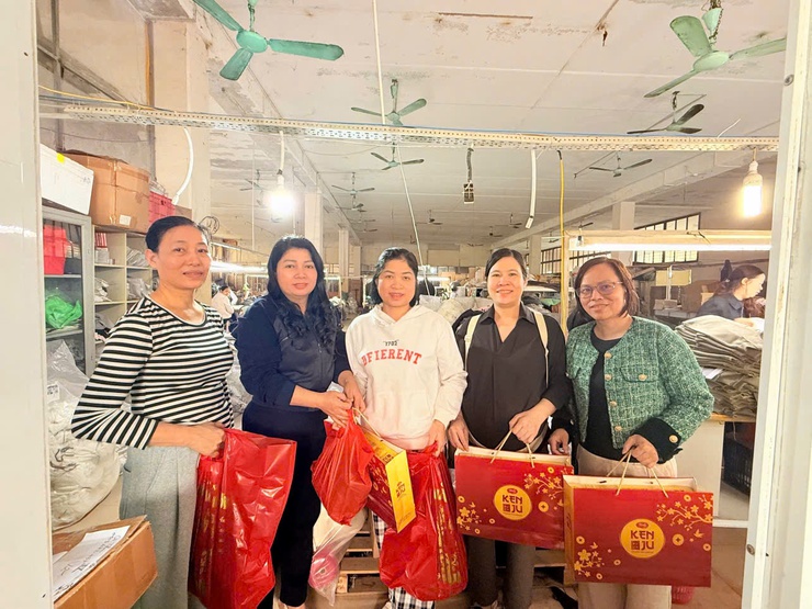 Công đoàn phường Kiến Hưng trao tặng quà cho đoàn viên, người lao động- Ảnh 1.