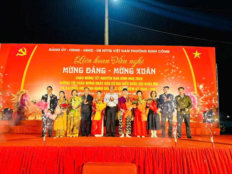 PHƯỜNG ĐỊNH CÔNG: LAN TỎA KHÍ THẾ "NGÀY HỘI NON SÔNG" VÀ ĐỢT CAO ĐIỂM TUYÊN TRUYỀN BẦU CỬ QUA LỜI CA DÂNG ĐẢNG- Ảnh 1.