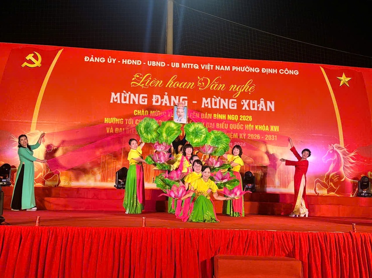 PHƯỜNG ĐỊNH CÔNG: LAN TỎA KHÍ THẾ "NGÀY HỘI NON SÔNG" VÀ ĐỢT CAO ĐIỂM TUYÊN TRUYỀN BẦU CỬ QUA LỜI CA DÂNG ĐẢNG- Ảnh 7.